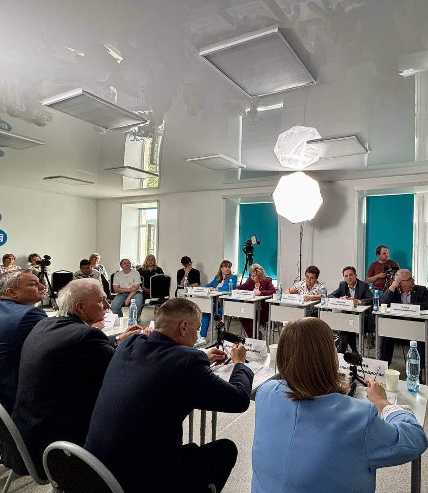 На развитие экономики Красночикойского района в прошлом году направили инвестиции на 746,1 млн рублей. Глава района Евгений Гостев рассказал на круглом столе , что это 146,6% к уровню 2023 года. Что еще удалось сделать: Строится жилье и объекты для бизнеса. Миграционный отток населения сократился в несколько раз, потому что проблем в районе стало меньше. Несмотря на то, что бюджет дотационный, власти района привлекают на развитие деньги, участвуя в госпрограммах. На 1 млн рублей из местного бюджета привлекается больше 17 млн из других источников. Второй вопрос по значимости для населения — дороги. В 2023 году дорогами не занимались, но теперь район содержит и ремонтирует их силами местных подрядчиков. В 2024 году потрачено 92,8 млн рублей на ремонт 26,4 км дорог. Установили освещение на 30 километрах улиц в сёлах. С помощью властей края и компании «РазрезУголь» благоустроили сквер и зал ожидания для аэропорта. Вложили больше 59 млн рублей. Раз в два года проводится международный фестиваль «Семейская круговая». Делегация района заняла первое место в краевом фестивале «Люди и солнце», часть выигранных денег отправили на помощь бойцам СВО. Сотовая связь появилась в 36 селах — это больше 80% населенных пунктов района. В некоторых работают даже по 3-4 мобильных оператора. В лагере «Лесная сказка» сделали ограждение и асфальтирование, купили новую мебель и оборудование для домиков. Лагерь пользуется популярностью — в две смены набирается по 90 детей. Собрали 35 тонн гуманитарного груза для участников СВО и 50 млн рублей. Жители сделали почти 1,5 тысячи маскировочных сетей, отправили шесть автомобилей УАЗ, делают сухие души и супы. С 1 января 2026 года район станет округом. Подписаться