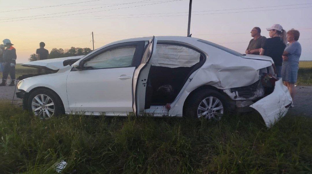 Один человек погиб, три пострадали в массовом ДТП на трассе в Белореченском районе! Вчера вечером на трассе в районе станицы Рязанской водитель автомобиля "Лада Приора" на низком старте пошёл на обгон попутной легковушки по встречной полосе в разрешённом месте и столкнулся со встречным автомобилем Volkswagen Jetta, после чего его отшвырнуло на обгоняемую машину. От удара отечественная легковушка опрокинулся на обочину и сгорел дотла. 49-летняя пассажирка отечественной легковушки погибла на месте. Водитель и ещё один пассажир "Приоры", а также пассажир "Фольксваген Джетта" получили серьёзные травмы. Обстоятельства ДТП выясняются.