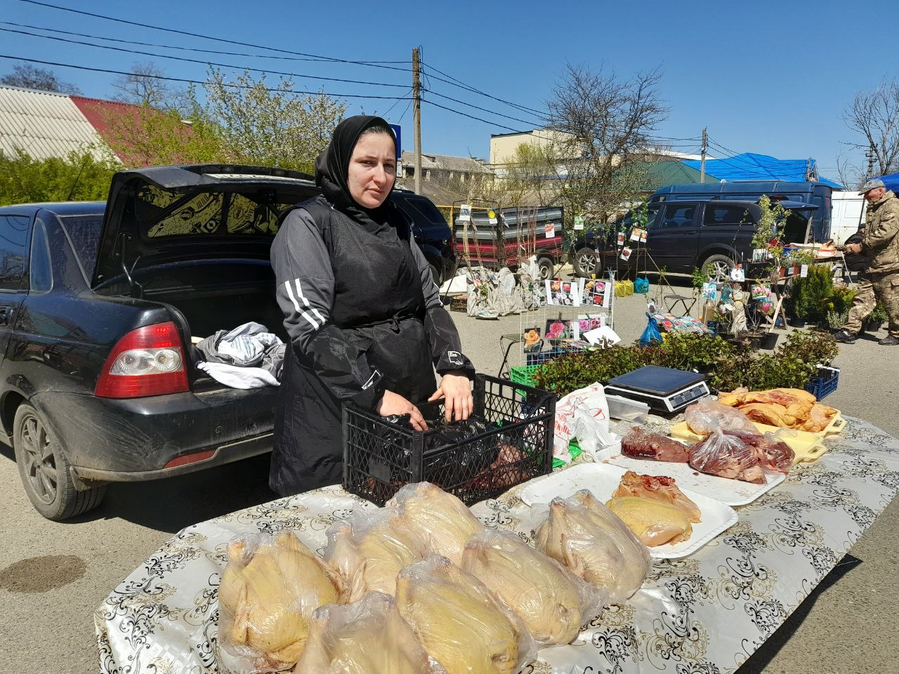 Предпраздничная ярмарка Сегодня, накануне Пасхи, в Курсавке состоялась ярмарка, на которой производители и переработчики сельскохозяйственной продукции представляли свой товар. Мясо, рыба, молочная продукция, мясные деликатесы и колбасные изделия, овощи, фрукты, сухофрукты, мёд, кондитерские и хлебобулочные изделия - было из чего выбрать. Предлагался также товар огородникам и садоводам - от картофеля на посадку до деревьев, кустарников и цветов. Жители и гости села с удовольствием приобретали предложенную продукцию - и к повседневному столу, и в качестве праздничного угощения. Подобные ярмарки ценятся земляками не только за широкий ассортимент, но и за возможность купить необходимое без торговых наценок.
