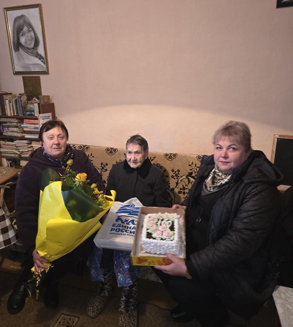 Поздравление жительницы Великолепетихского округа со 100 летним юбилеем Глава округа и секретарь местного отделения партии Единая Россия Ольга Барановская совместно с активистом партии Галиной Павловной Зинченко директором ГБУ ХО Великолепетихский комплексный центр социального обслуживания населения лично посетили участницу Великой Отечественной войны жительницу села Князе Григорьевка Татьяну Игнатьевну Левскую чтобы поздравить её со столетним юбилеем Татьяна Игнатьевна это живая история символ мужества и стойкости Мы гордимся что можем поздравить такую выдающуюся личность и выражаем ей нашу благодарность за мир и спокойствие которые она нам подарила Желаем ей крепкого здоровья долгих лет жизни и заботы близких сказала Ольга Николаевна В свой юбилей Татьяна Игнатьевна поблагодарила гостей за внимание и пожелания Она отметила что секрет её долголетия заключается в любви к жизни оптимизме и поддержке близких людей В знак глубокого уважения юбилярше были вручены цветы и ценные подарки от администрации округа партии Единая Россия и Великолепетихского комплексного центра социального обслуживания населения