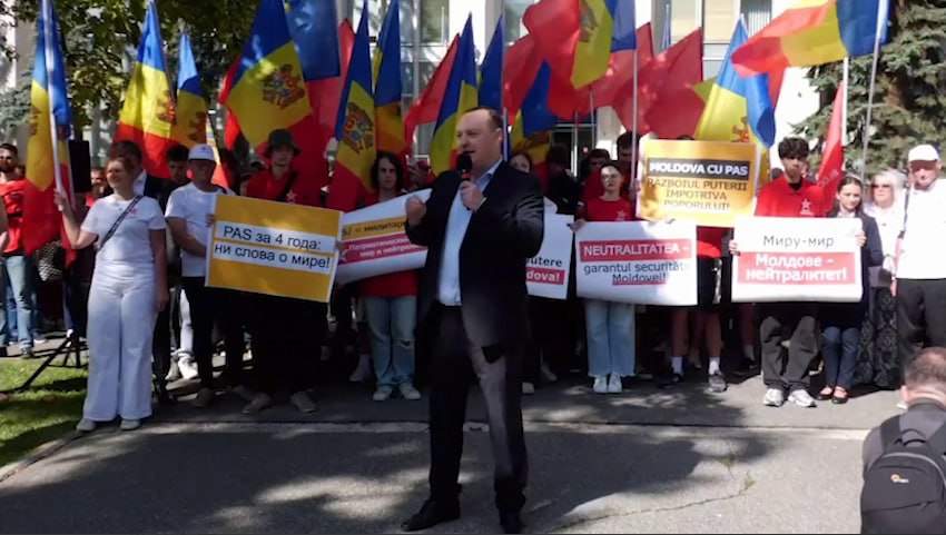 Патриотический блок провел акцию протеста у здания правительства Молдовы Протестующие осудили действия режима PAS который сеет в обществе страх и ненависть вместо того чтобы решать экономические социальные и образовательные проблемы Протестующие потребовали соблюдения нейтралитета Молдовы и потребовали прекратить попытки расколоть общество  Выступавшие подчеркнули что стране нужны стабильность и реальные решения экономических и социальных проблем а не милитаризация и кампании запугивания rusputnikmd 2