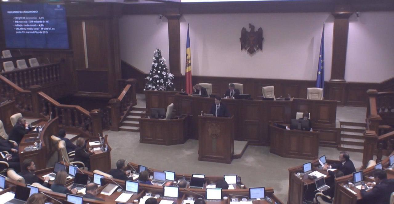 Парламент утвердил бюджет 2026 доходы не догоняют расходы Парламент Молдовы принял во втором чтении проект Закона о государственном бюджете на 2026 год Документ поддержали 54 депутата правящей партии PAS голосов оппозиции законопроект не получил Согласно законопроекту доходы бюджета в 2026 году прогнозируются на уровне 79 6 млрд леев около 4 млрд евро тогда как расходы составят 100 5 млрд леев более 5 млрд евро Таким образом дефицит госбюджета достигнет 20 9 млрд леев свыше 1 млрд евро MIR24MOLDOVA Подпишись