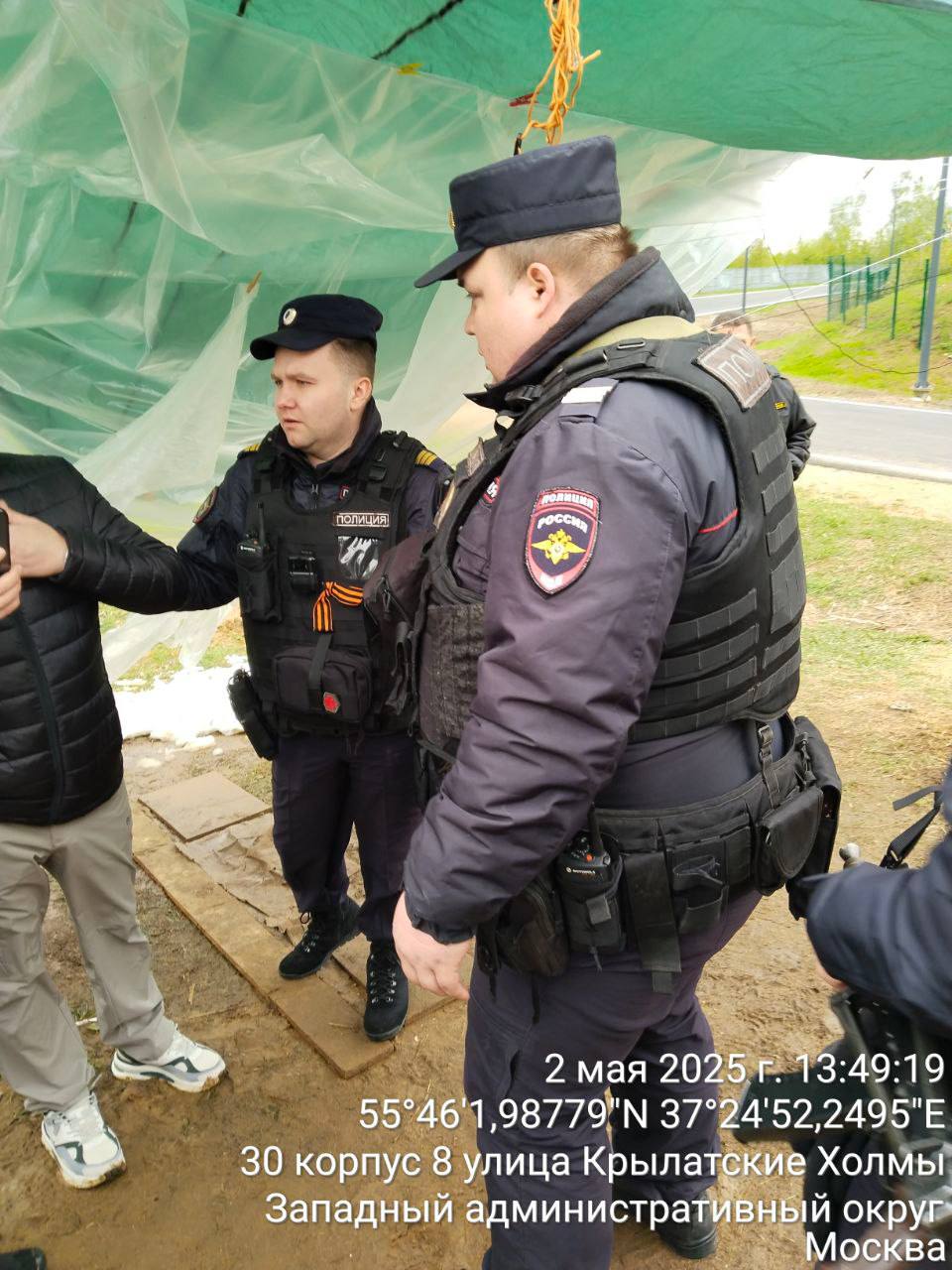 В Москве полиция задержала десять защитников Крылатских холмов и собаку Как рассказали в группе защитников природного парка, на место на место дежурства активистов приехали два наряда полиции. Активисты охраняли холмы от возможного начала работ застройщика. «Без зачитывания прав, без проговаривания оснований задержания десяток активистов погрузили в автозаки. Людей, отстаивающих законность, по беспределу задерживают и нарушают их права. Люди, долг которых законность — охранять. Позор», — написали защитники холмов. «Я подошла из дома к моменту задержания и спросила,что случилось. Попросила представиться сотрудников полиции, мне отказали, сказали, что я не могу пройти на территорию и под руки упаковали в автозак вместе со всеми», — написала в комментариях одна из задержанных активисток. Защитники холмов отметили, что находятся на связи с задержанными и делают всё возможное, чтобы их вызволить без последствий. Судя по фото, вместе с активистами силовики забрали и собаку, принадлежащую одной из задержанных. Местные жители протестуют против уничтожения природы в любимом парке Крылатские холмы, являющемся особо охраняемой территорией. Вместо сохранения экосистемы власти хотят проложить бетон, вырубить деревья и заасфальтировать тропы. На это выделено порядка 8 миллиардов рублей. #москва Подписаться Помочь RusNews
