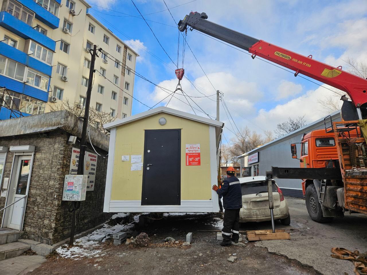 Во Владивостоке за год снесли 1310 самостроев В 2025 году городские бригады демонтировали и вывезли 1310 незаконных объектов Основной объём работ снос 812 самовольных построек гаражей павильонов киосков что вернуло городу тысячи квадратных метров земли Также было убрано 1600 кв метров незаконных ограждений 287 единиц несанкционированной рекламы 44 брошенных автомобиля Работа по очистке территорий от самостроя ведётся постоянно Подпишись на Недвижимость Приморья
