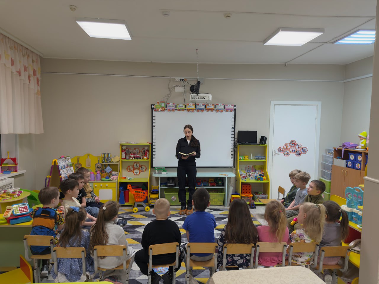 Пуровские автоинспекторы провели мероприятие Правила знаю и уверенно соблюдаю 19 января сотрудники Госавтоинспекции посетили детский сад Василек и напомнили детям о правилах безопасности на дороге Инспекторы подчеркнули важность внимательности при переходе дороги особенно в зимнее время когда тормозной путь транспортных средств увеличивается Знания ребят были закреплены в ходе блиц опроса в формате викторины который все участники успешно прошли Подписаться на Госавтоинспекцию Ямала мвдроссии полиция гибддянао гибдд янао пуровскийрайон