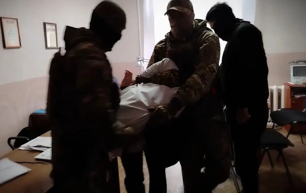 Сотрудник донецкой больницы задержан представителями ФСБ за госизмену Представителями УФСБ по ДНР пресечена деятельность работника донецкого медучреждения сотрудничавшего с украинскими спецслужбами Его задержали во врачебном кабинете он был одет в белый халат Мужчина установил контакт с украинскими спецслужбами и передавал им сведения о местах дислокации подразделений Вооруженных сил России на территории Харцызска и Макеевского муниципального округа сообщили в пресс службе ведомства Мы теперь и в МАХ Южная служба новостей