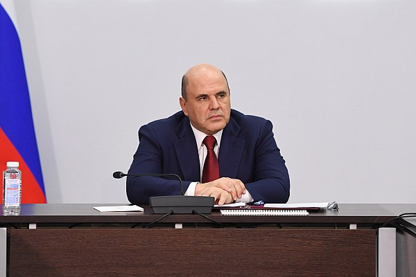 Михаил Мишустин призвал привлекать частный бизнес к развитию российских аэродромов Премьер-министр РФ Михаил Мишустин призвал привлекать частный бизнес в задачи по развитию аэродромов РФ. Глава кабмина во вторник приехал с рабочим визитом в Минеральные Воды, где осмотрел новый терминал международного аэропорта и провел совещание "О развитии аэродромной и аэровокзальной инфраструктуры в России". Об этом сообщает Прайм. "Задачи, которые перед нами стоят, масштабные. К их решению, без сомнения, надо привлекать и частный бизнес. Предпринимателям выгодно вкладываться в такие высокотехнологичные и востребованные инициативы", – сказал Мишустин на совещании. Он указал на то, что новый терминал аэропорта Минеральных Вод, в котором проходит совещание, тоже построен в первую очередь за счет внебюджетных источников и при финансовой поддержке ВЭБ.РФ с использованием механизма "Фабрики проектного финансирования". aviaru.net/n283275