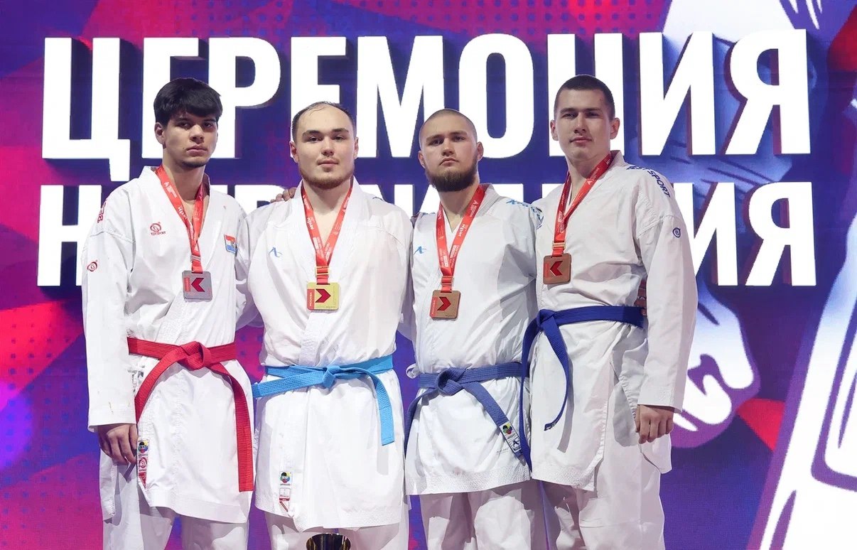 Сахалинец Константин Коковуров победитель Кубка России по каратэ Воспитанник тренеров Леонида Кима и Анастасии Ким спортшколы сахалинской восточных видов единоборств Константин Коковуров стал обладателем золотой медали финального этапа Кубка России по каратэ Право бороться за главные награды в Москве получили сильнейшие спортсмены страны успешно преодолевшие серию отборочных соревнований которые проходили в течение всего года в рамках всероссийских турниров По итогам состязаний сахалинец провёл четыре уверенных поединка в весовой категории мужчины свыше 84 кг В решающем пятом бою Константин одержал чистую победу со счётом 4 0 над представителем Самарской области Русланом Яковлевым   Мы в Max