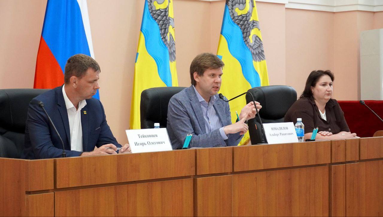 Врио главы Оренбурга обсудил с председателями СНТ вывоз мусора  #Про_Общество   Альберт Юмадилов провёл встречу с председателями садовых некоммерческих товариществ  СНТ . Основная тема обсуждения касалась заключения договоров на вывоз твёрдых коммунальных отходов  ТКО  и организации контейнерных площадок на территории садоводческих объединений.   Как отметила Анна Зацепина, начальник управления охраны окружающей среды, законодательство обязывает юридических лиц заключать такие договора с региональным оператором, включая садоводов и огородников.  В Оренбургской области зарегистрировано 144 СНТ, однако лишь 16 из них заключили соответствующие соглашения. Из-за отсутствия организованного сбора мусора многие жители выбрасывают отходы рядом с жилыми домами, создавая угрозу загрязнения и пожаров.  Альберт Юмадилов подчеркнул необходимость решить этот вопрос оперативно и предложил руководителям СНТ до 5 сентября представить подписанные договоры в администрацию города. Для помощи в создании и согласовании контейнерных площадок организованы консультации в Южном и Северном округах:  - Телефон Южного округа: 8 3532 30-42-21 - Телефон Северного округа: 8 3532 30-41-08  Кроме того, участникам мероприятия напомнили о соблюдении правил пожарной безопасности и необходимости своевременного удаления мусора и сухой травы на участках.
