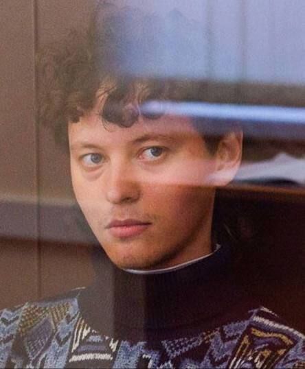 Суд отказал Шарлоту в отправке на фронт Защита Эдуарда ходатайствовала о его отправке в зону СВО но суд адвокатам отказал К слову на фронт Шарлот просился несколько раз но каждый раз менял свое решение ВПШ