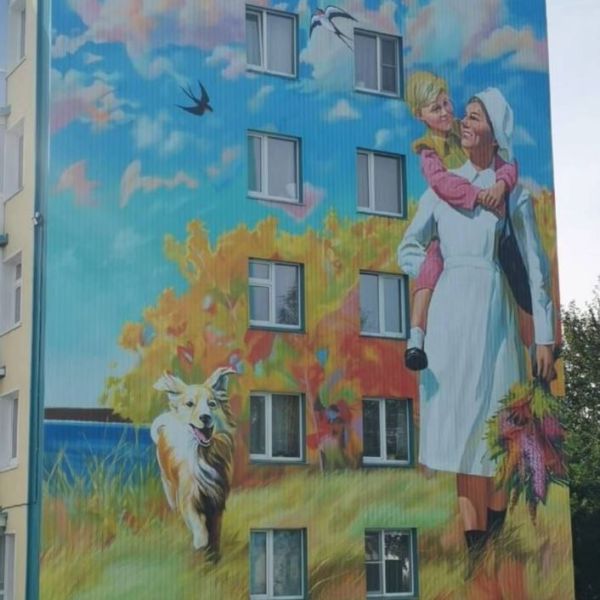 Уже 39 новых муралов украсили дома в Петропавловске Камчатском В Петропавловске Камчатском продолжается фестиваль уличного искусства Авача стрит арт художники завершили работу над 39 муралами сообщили агентству КАМЧАТКА ИНФОРМ в горадминистрации С момента старта фестиваля в Петропавловске Камчатском появилось уже 35 новых картин которые добавляют яркие акценты в городскую среду сказали в мэрии Художники работают над созданием ещё семи муралов по адресам бульвар Рыбацкой славы 9 Звездная 8 2 Вольского 22 1 торец Звездная 1 Дальняя 50 Батарейная 7 Батарейная 4 Список адресов где работы начнутся в ближайшее время Бохняка 17 Ларина 22 10 Батарейная 7 2 торец Батарейная 9 Организаторы фестиваля предупреждают автомобилистов что Читать на сайте kamchatinfo com news kolhoz detail 72747
