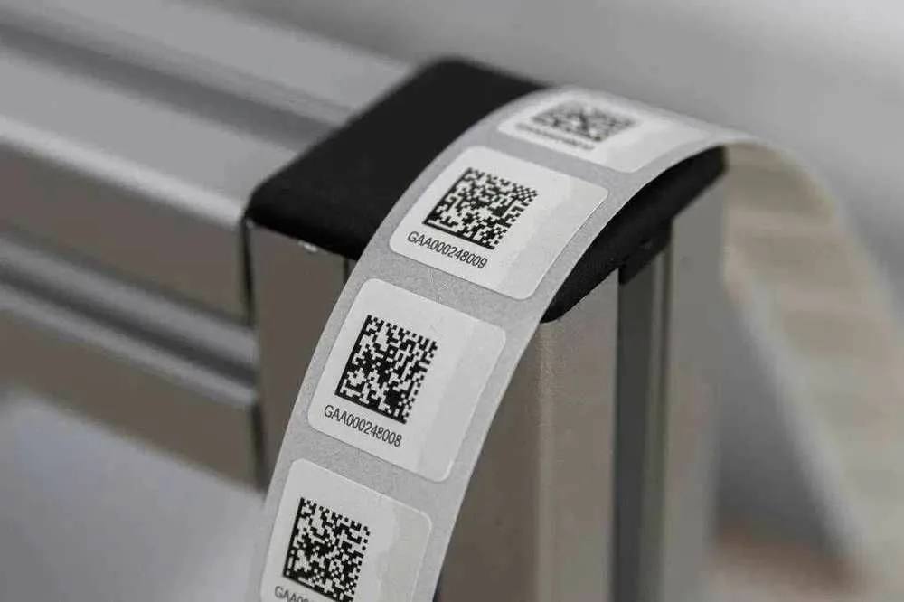 В России продолжается расширение системы обязательной маркировки Честный знак если сейчас она охватывает 30 товарных групп то с 2026 года к ним добавятся ещё три включая обширную категорию кондитерских изделий Опыт молочной отрасли Одним из первых секторов попавших под маркировку стало молочное производство По подсчётам Союзмолока внедрение системы потребовало единоразовых затрат в размере 26 млрд рублей на старте последующих ежегодных расходов 35 млрд рублей Примечательно что сумма ежегодных издержек совпала с чистой прибылью отрасли на момент введения маркировки Экономический эффект и критика Николай Остапенко соучредитель IT фирмы Бизнес Легко специализируется на внедрении решений для Честного знака называет маркировку своеобразным квазиналогом В качестве примера он приводит стоимость Data Matrix кодов 50 копеек за штуку При годовом объёме продаж лекарств в 5 млрд упаковок государство получает около 2 5 млрд рублей только за выдачу кодов Влияние на цены По официальным данным Минфина за шесть лет внедрения маркировка повысила цены на товары в среднем на 1 Однако малый бизнес не имеющий возможностей для автоматизации процессов вынужден поднимать цены на 15 30 отмечает Остапенко Эффективность системы Хотя маркировка успешно борется с контрафактом подделкой брендов она не решает проблему фальсификата товаров с ненадлежащим составом Эксперт полагает что на рынке по прежнему останутся продукты сомнительного качества но уже с нанесёнными Data Matrix кодами Следите за новостями на нашем канале Commers Estate  Реализуйте свою недвижимость тут Commers Estate ads retailnews маркировка