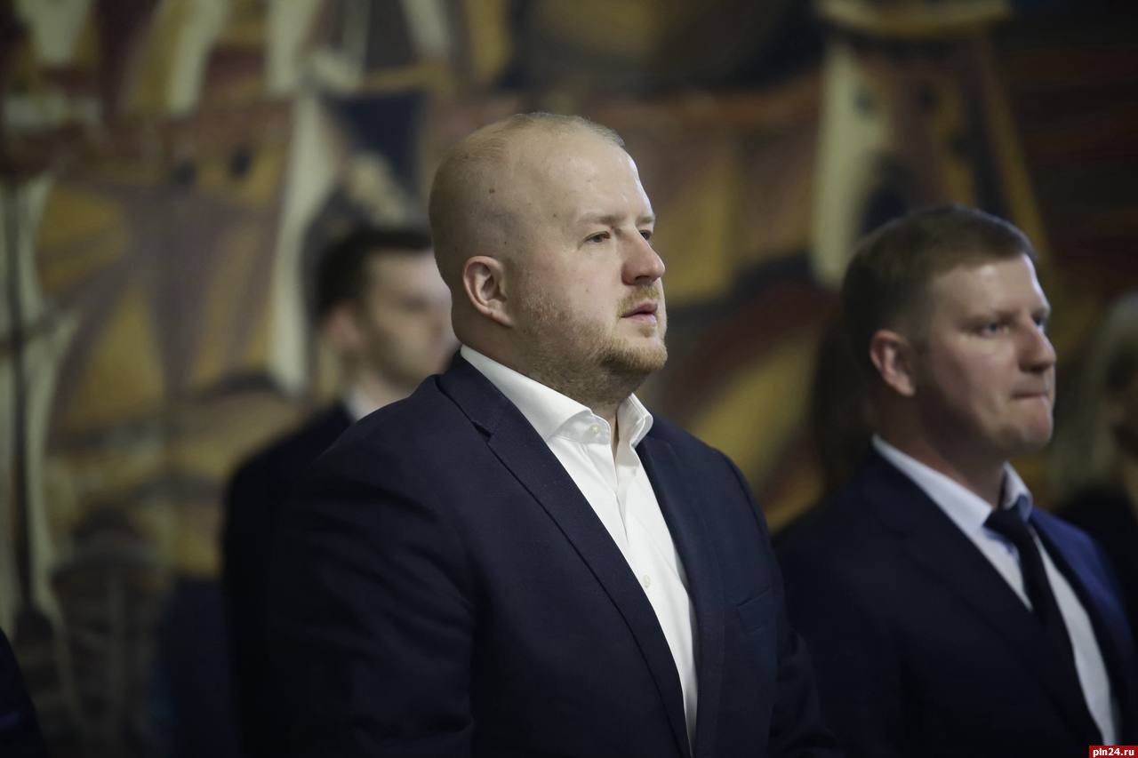 Глава Пскова Борис Елкин в ходе отчета о деятельности администрации Пскова за 2024 год: Доходы городского бюджета в 2024 году составили более 8,5 млрд рублей, значительная их часть остаётся безвозмездными поступлениями из областного и федерального бюджетов. Стабильный рост поступлений из вышеуказанных бюджетов говорит о системной и эффективной работе с правительством Псковской области и федеральным центром. При этом собственные доходы городского бюджета за два года выросли почти на 35%. Наибольший рост поступлений сложился из арендных платежей, реализации земельных участков, а также за счет системной работы по взысканию задолженностей. Подчеркну стабильный рост туристического потока — только по официальной статистике за последний год он увеличился более чем на 5%. Ключевым драйвером этого роста выступают частные инвестиции, делающие Псков привлекательнее не только для его жителей, но и для туристов.  Открывшийся мультимедийный фонтан стал новой точкой притяжения для всего города. Одной из любимых достопримечательностей города остаются Барсики, квест по поиску которых привлек 5 500 горожан и гостей города. Благодаря инвестициям в рамках национального проекта «Туризм и индустрия гостеприимства» в Пскове появился пляж «Воздух».