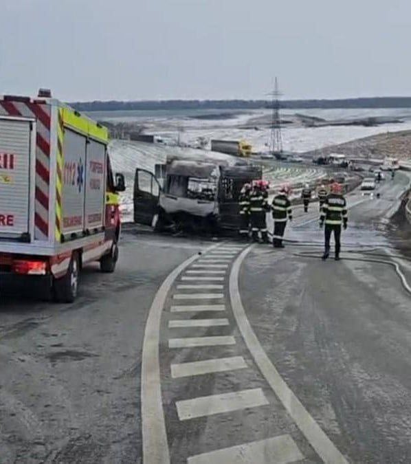 В Румынии, близ села Вултурь, произошло ДТП с участием легкового автомобиля и маршрутного микроавтобуса из Молдовы, перевозившего 6 граждан Молдовы.   ⏺После столкновения маршрутка загорелась, пассажиры эвакуировались.  ⏺Двое пассажиров получили легкие травмы: одному оказана помощь на месте, другой доставлен в больницу в Яссах. Водитель легкового автомобиля также госпитализирован.   ⏺Остальные пассажиры продолжили путь на другом автобусе.