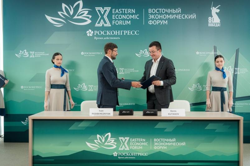 Новации и развитие знаковые соглашения Альфа Банка на юбилейном ВЭФ 2025 Альфа Банк заключил ряд соглашений о стратегическом сотрудничестве в рамках десятого юбилейного Восточного экономического форума 16 во Владивостоке 3 и 4 сентября Договорённости направлены на реализацию масштабных инфраструктурных и промышленных проектов внедрение новейших финансовых инструментов в экономику Дальнего Востока и поддержку малого и среднего бизнеса из разных отраслей Альфа Банк стремится способствовать экономическому росту региона через активное участие в реализации крупных строительных проектов и поддержку местного предпринимательства Это касается не только финансирования но и внедрения современных финансовых инструментов которые помогают предприятиям эффективнее управлять бизнес процессами Подробнее в материале Фото предоставлено Альфа Банком