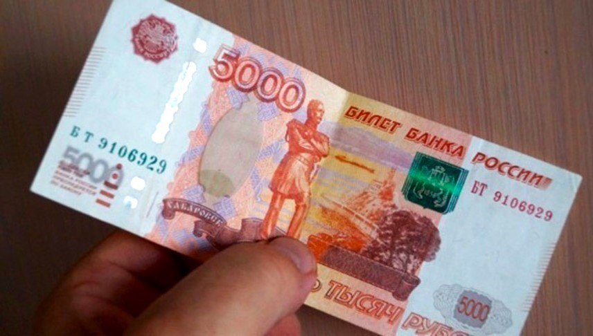 Суд отказал чиновникам во взыскании с вдовы участника СВО выплаты за смерть супруга В 2025 году вдова участника СВО Наталья получила региональную социальную выплату в размере 1 5 миллионов рублей за смерть супруга Однако вскоре Управление соцполитики 17 посчитало что переплатило и Наталью попросили вернуть 750 тысяч рублей Свое решение чиновники мотивировали тем что у погибшего обнаружился еще один близкий родственник сын от первого брака которому выплатили 750 тысяч рублей Наталья обратилась в Нижнетуринский городской суд с иском о признании незаконным решения Управления соцполитики о взыскании излишне выплаченных сумм Ответчик обратился с встречным иском о взыскании с Натальи 750 тысяч рублей Истец в суде пояснила предоставила Управлению все имеющиеся у нее сведения о членах семьи погибшего При решении вопроса о денежных выплатах чиновники обязаны были провести проверку предоставленных данных и в случае необходимости направить запросы в том числе и в органы ЗАГС Нижнетуринский городской суд согласился с позицией истца и признал решение Управления социальной политики 17 о взыскании излишне выплаченных сумм социальной выплаты членам семьи погибших отдельных категорий лиц принимавших участие в специальной военной операции незаконным В удовлетворении встречного иска суд отказал Решение суда не вступило в законную силу Нижнетуринский городской суд судебная практика
