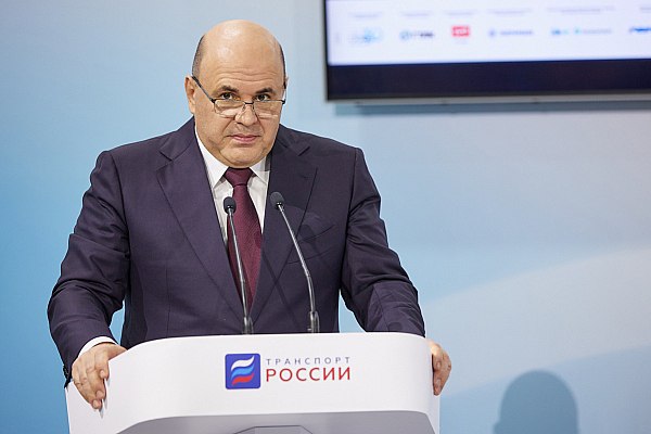 Михаил Мишустин поставил задачу связать все виды транспорта в единую опорную сеть Премьер министр РФ Михаил Мишустин поставил задачу за ближайшие шесть лет связать все виды транспорта в стране в единую опорную сеть Этот вопрос он поднял выступая на форуме Транспорт России Об этом сообщает ТАСС За шесть лет предстоит выполнить очень сложную задачу с учетом масштаба страны связать все виды транспорта в единую опорную сеть и существенно нарастить ее мощности что потребует кардинальных изменений в подходах к организации логистики с внедрением самых передовых методов цифровых решений и инноваций сказал премьер Для этого по мнению главы правительства необходимо объединить усилия регионов предпринимателей научного сообщества строительного и промышленного секторов многих других отраслей экономики Важно действовать четко и скоординированно для скорейшего достижения всех поставленных целей отметил он aviaru net n290047