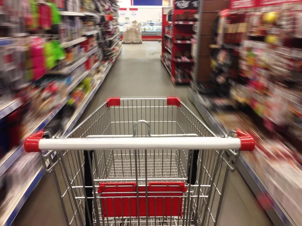 В России нарастает проблема сокращения спроса населения Снижение спроса на продукцию или услуги стало главным ограничением для бизнеса в первом квартале 2026 года следует из ежеквартального мониторинга Российского союза промышленников и предпринимателей Такой ответ дали 37 6 опрошенных доля выросла на 4 5 п п за прошедшие три месяца Одновременно несколько снизилась напряженность ситуации с неплатежами контрагентов доля таких ответов упала на 8 1 п п до 34 1 Этот ответ был самым популярным в конце четвертого квартала 2025 г Тогда 42 3 компаний указывали на эту проблему Также в число главных затруднений для бизнеса вошли недоступность заемных финансовых ресурсов и недостаток оборотных средств О них заявили около 25 опрошенных В четвертом квартале 2025 года значимость проблем из за нехватки финансовых ресурсов была ниже о ней говорили 19 опрошенных а дефицита оборотных средств напротив незначительно выше 26 Примечательно что по сравнению с этими факторами на негативное влияние санкций обращают внимание лишь 16 5 организаций а на невозможность оснастить организацию новым оборудованием из за ограничения импорта 11 8 МЭФ в MAX