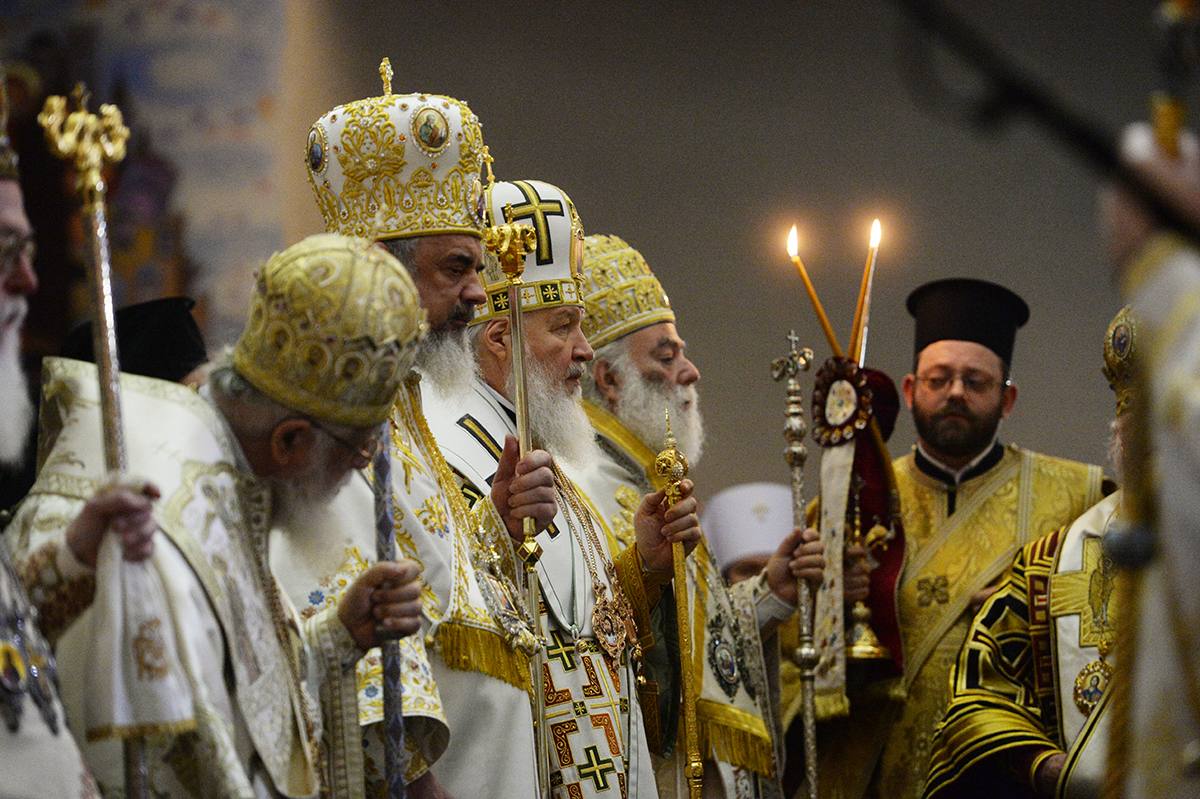 Польская Православна Церковь направила жалобу Константинопольском патриарху Варфоломею связанную с вторжением ПЦУ на ее каноническую территорию В свою очередь синод украинских раскольников обвинили РПЦ в создании своих структур на канонической территории ПЦУ и других Поместных Церквей и потребовал суда над патриархом Кириллом Сам же Варфоломей по просьбе Александрийского патриархата требует осудить деятельность Русской Церкви на Африканском континенте О себе любимом который вопреки канонам исторической справедливости и здравому смыслу вторгся на Украину он понятное дело предпочитает не вспоминать На фоне разрушенных межцерковных отношений и полного канонического хаоса любая апелляция направленная в Константинополь который сам является стороной конфликта выглядит мягко говоря нелепо В этой ситуации проблема канонических границ Поместных Церквей все чаще решается в духе армянского радио Вопрос С кем граничит Союз Советских Социалистических Республик Ответ С кем хочет с тем и граничит