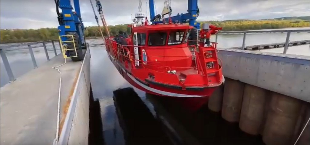 На Костромском СЗ спущен на воду пожарно-спасательный катер проекта КС-110.2-39 На АО «Костромской судомеханический завод» Костромская область в День Пожарной охраны 30 апреля 2025 года состоялся спуск нового пожарно-спасательного катера КС-110.2-39 для МЧС России по Нижегородской области. Описание КС-110.2-39 создан по модульному принципу один из вариантов использования модулей катера КС-110.2 , обладает всем арсеналом необходимого оборудования для проведения спасательных работ и работ по тушению пожаров на воде. Катер может применяться в спасательных мероприятиях при различных чрезвычайных ситуациях на водной поверхности и профилактических работах связанных с нефтедобычей. КС-110.2-39 способен оперативно доставить к месту аварии/пожара все необходимое об... Читать далее: - подпишись Кстати, а вы хотите чтобы на этом канале появились новости о вашей компании? Это бесплатно! Подробнее здесь: