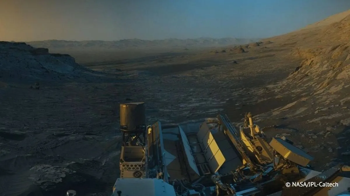 Марсоход Curiosity обнаружил органические молекулы похожие на базовые стройблоки ДНК Об этом сообщили в Университете Флориды В марсианском регионе Глен Торридон найдены следы присутствия около 20 органических соединений в том числе азотосодержащих молекул похожих по структуре на пурин и пиримидин  Подобные молекулы были найдены на Марсе впервые Фото и информация ТАСС знаниевгороде