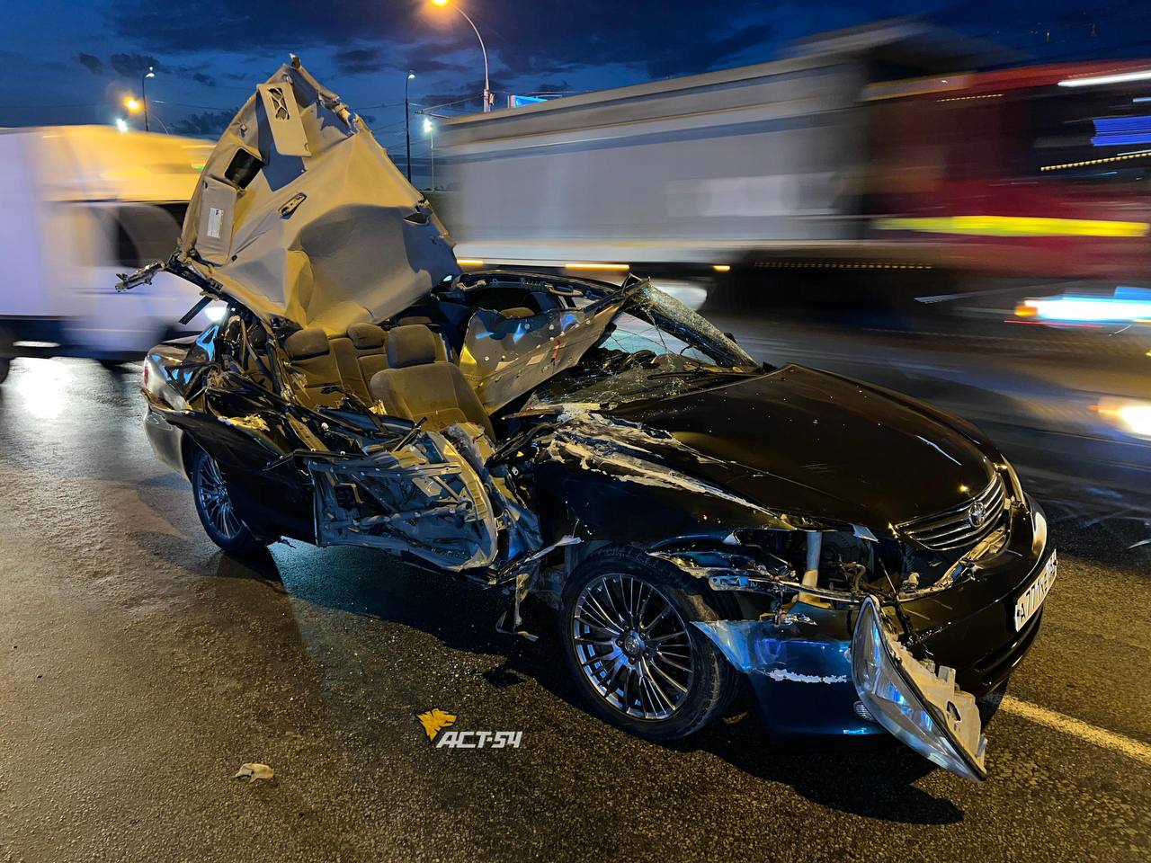 В Новосибирске у Toyota Camry оторвало крышу после ДТП — пострадали два человека Авария случилась вечером 30 июля на улице Ватутина. Camry сначала задела попутный Hyundai, а затем сбила женщину — она вышла из Range Rover, чтобы зафиксировать другое ДТП. Удар оказался таким сильным, что у легковушки буквально снесло крышу. По данным ГИБДД, пострадали водитель Toyota — мужчина 1961 года рождения — и пешеход, женщина 1977 года рождения. К счастью, обошлось без погибших. Все обстоятельства происшествия сейчас устанавливаются. Фото: АСТ-54 Прислать новость