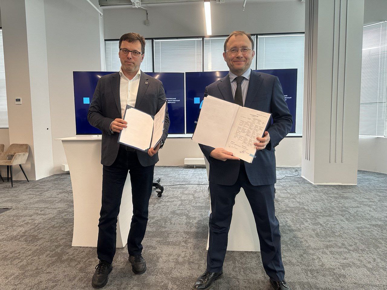 В СахГУ появится кафедра водоснабжения и водоотведения Это один из пунктов Соглашения о сотрудничестве которое подписали гендиректор ГК Росводоканал Сергей Эмдин и и о ректора СахГУ Алексей Огнев Документ предусматривает также совместную подготовку специалистов для сферы водоснабжения и водоотведения разработку и внедрение в отрасль научных и коммерческих проектов привлечение экспертов РВК Сахалин к преподаванию и формированию учебных программ развитие научно технического сотрудничества Опытно конструкторские работы начнут разрабатывать уже в этом году Мы целенаправленно и поступательно развиваем систему социальных лифтов для молодежи от студенческой скамьи через углубленную практико ориентированную подготовку к уверенному лидерству в профессии Создание корпоративной кафедры и последующее трудоустройство лучших выпускников это инвестиция в устойчивое развитие и инфраструктурную независимость как отрасли так и региона отметил гендиректор ГК Росводоканал Сергей Эмдин Подписаться на нас Telegram I MAX Прислать нам новость Sakhonlinebot