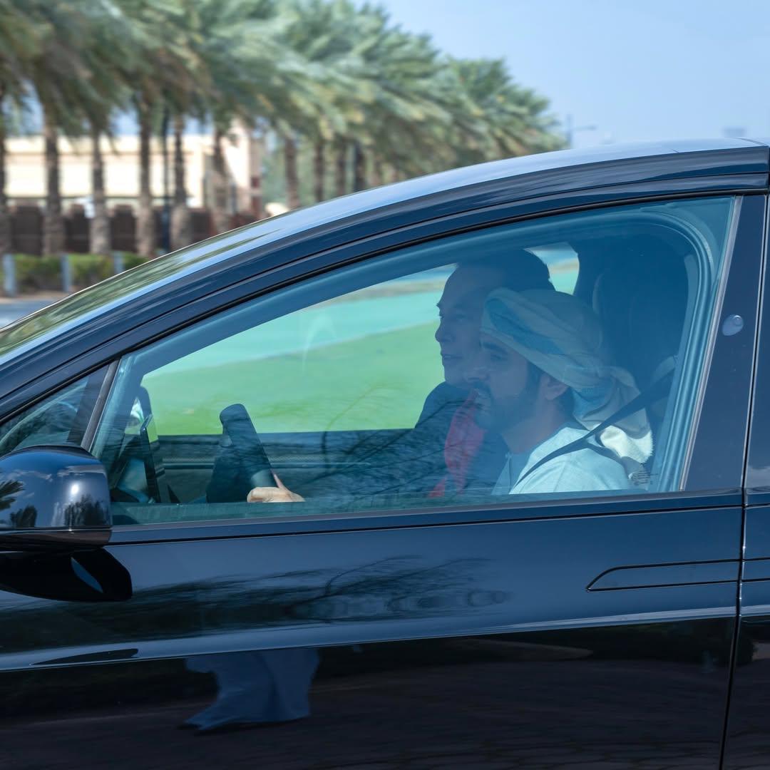 Tesla намекнула на запуск Full Self Driving полностью автономное вождение в ОАЭ уже в следующем месяце Об этом косвенно сообщил Илон Маск ответив в X пользователю из Эмиратов на вопрос о сроках запуска Надеюсь уже в следующем месяце Поводом для обсуждения стал репост видео Tesla где система FSD в сквозном режиме самостоятельно ведет автомобиль от точки старта до парковки у места назначения Комментарий Маска сразу подогрел слухи о том что регуляторное одобрение в ОАЭ может быть уже на финальной стадии Интерес к возможному запуску усилился на фоне недавней встречи Маска с шейхом Хамданом в Дубае Официальных заявлений по итогам встречи не делали но ее тайминг совпал с активным расширением Tesla на новых рынках Если запуск состоится ОАЭ станут восьмой страной где официально доступна Full Self Driving Supervised Ранее в этот список вошла Южная Корея а в Дании Tesla уже анонсировала старт системы в начале 2026 года