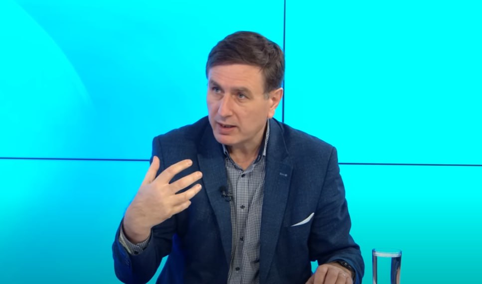Ионицэ: В ближайшие 2 года банковские карты станут основным платежным инструментом В течение максимум двух лет карты станут основным средством оплаты в Молдове, считает экономист Вячеслав Ионицэ. В ходе своего еженедельного эфира эксперт заявил, что в 2024 году общий объем платежей, совершенных молдаванами по картам – как внутри страны, так и за рубежом – составил 83,8 млрд леев. В первом полугодии этого года в годовом выражении эта сумма достигла 96,5 млрд леев, из которых 71,4 млрд леев пришлось на платежи внутри страны, передает ipn.md. «В первой половине этого года объем онлайн-торговли в Республике Молдова в годовом выражении достиг 37,6 млрд леев: 19,5 млрд леев – через интернет-банкинг, 11,3 млрд леев – на покупки товаров из-за рубежа, 3,6 млрд леев – через платежи иностранными картами в Молдове и 3,3 млрд леев – на покупки товаров и услуг внутри страны. В нашей стране карта стала средством оплаты, особенно при покупках товаров», – пояснил экономист.