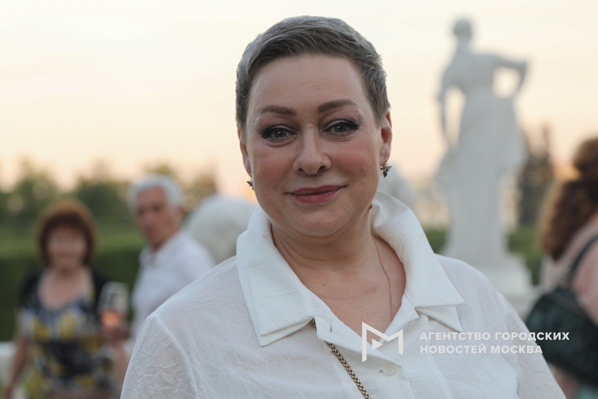 У актрисы Марии Ароновой нет проблем со здоровьем Директор артистки Наталья Дмитрюкова заявила в беседе с Агентством Москва что информация в СМИ о жалобах Марии Валерьевны на долгие приступы икоты и повреждения внутренних органов не соответствует действительности Аронова продолжает свою творческую деятельность Подпишись на Агентство Москва