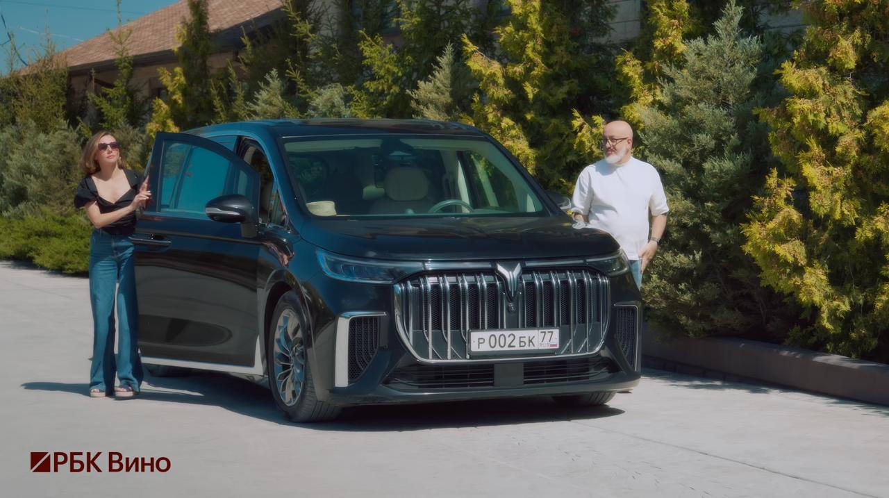 В России растет интерес к винному туризму программы и дегустации есть в каждой второй винодельне две трети которых сосредоточены на юге страны Новый сезон фильма Время вина люди посвящен Краснодарскому краю Когда винодельни раскиданы на сотни километров а летний юг пылает жарой хочется чтобы дорога не выматывала а помогала настроиться на путешествие Гибридный минивэн VOYAH DREAM от генерального партнера фильма VOYAH второй год подряд стал надежным спутником съемочной группы Модель оснащена двумя электромоторами суммарной мощностью 422 л с и бензиновым двигателем Запас хода на электротяге 185 км а общий более 900 км по циклу WLTP при полном баке и заряженной батарее Просторный салон продуман под долгие поездки индивидуальные кресла с нулевой гравитацией для пассажиров второго ряда и удобными подголовниками столиками и подставками для ног встроенные системы обогрева вентиляции и массажа Больше о поездке и преимуществах VOYAH DREAM в материале РБК Вино Реклама АО Эвиа