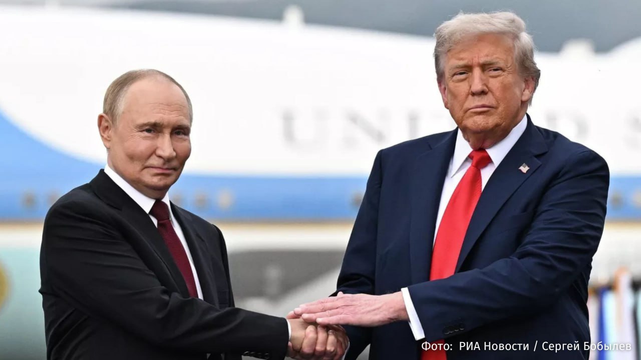 Встречу Путина и Трампа на Аляске в итальянской газете назвали ключевым событием в 2025 году Об этом пишет Corriere Della Sera Издание отмечает что президент России одержал победу спустившись по трапу Ил 26 и впервые за почти десять лет ступив на американскую землю Дональд Трамп встретил его с почестями достойными близкого партнера красная ковровая дорожка совместная прогулка к Cadillac The Beast Зверь под пролётом американских истребителей Дух Анкориджа по словам издания подчеркнул успехи Москвы на международной арене РЕН ТВ в Telegram в MAX