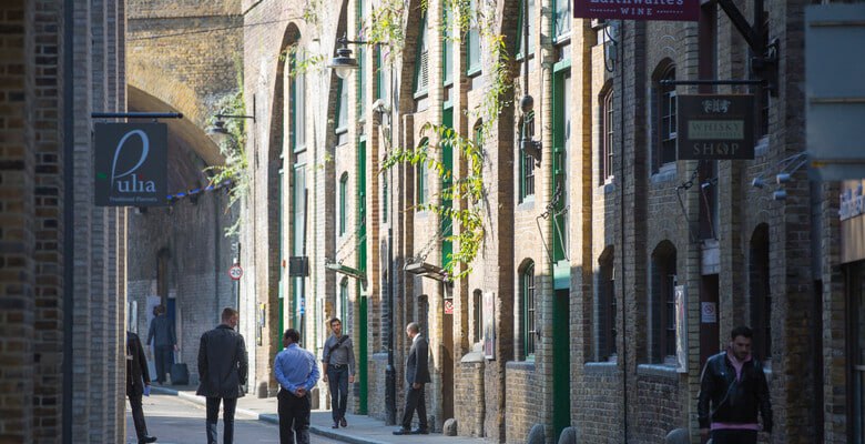 Какие города Европы чаще всего встречались в художественной литературе за последние сто лет Анализ архива Google Books за период с 1920 по 2020 год показал что Лондон стал абсолютным лидером его название упоминалось более 286 6 млн раз Это почти втрое больше чем у ближайшего соперника Парижа набравшего 95 2 млн упоминаний Рим занял третью строчку 48 8 млн а в топ десять также вошли Берлин Флоренция Вена Афины Дублин Амстердам и Брюссель Шотландский писатель Аласдер Грей однажды отметил что эти города настолько вплетены в мировой культурный контекст что человек впервые приезжающий туда уже чувствует себя знакомым с ними по книгам картинам и фильмам