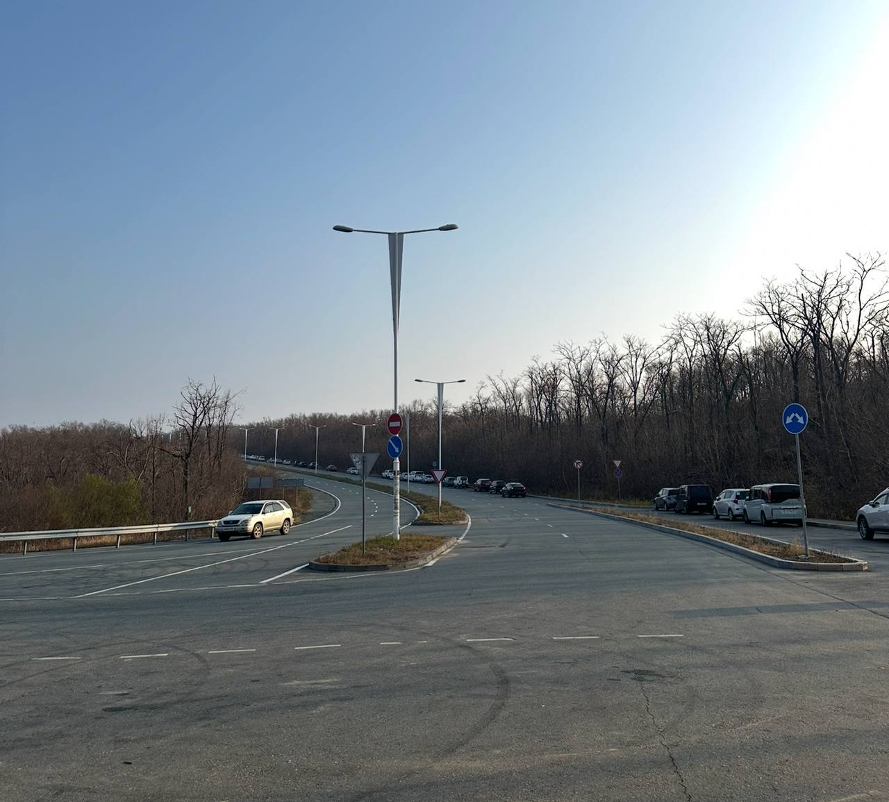  Во Владивостоке на Русском острове построят 6 километров новой велодорожки – на эти цели готовы выделить почти 100 млн рублей. Ознакомиться с документацией и принять участие в аукционе можно по ссылке. Маршрут пройдёт по пересечённой местности вдоль автомобильной дороги, его протяжённость составит около шести километров. Он станет продолжением велотропы, построенной в 2024 году. На острове Русском будет обустроено 5900 метров пути для велосипедистов. Ширина асфальтобетонного покрытия составит от 2 до 2,5 метра. Компания, которая выиграет торги, предстоит провести планировочные и строительные работы, обустроить системы водоотведения и дренажа, а также установить необходимые ограждения на участках со сложным рельефом. Работы нужно будет успеть выполнить до 1 ноября. Гарантийный срок после окончания приёмки – 5 лет. Заявки принимаются до 13 мая, итоги аукциона на строительство велодорожки подведут 15 мая.