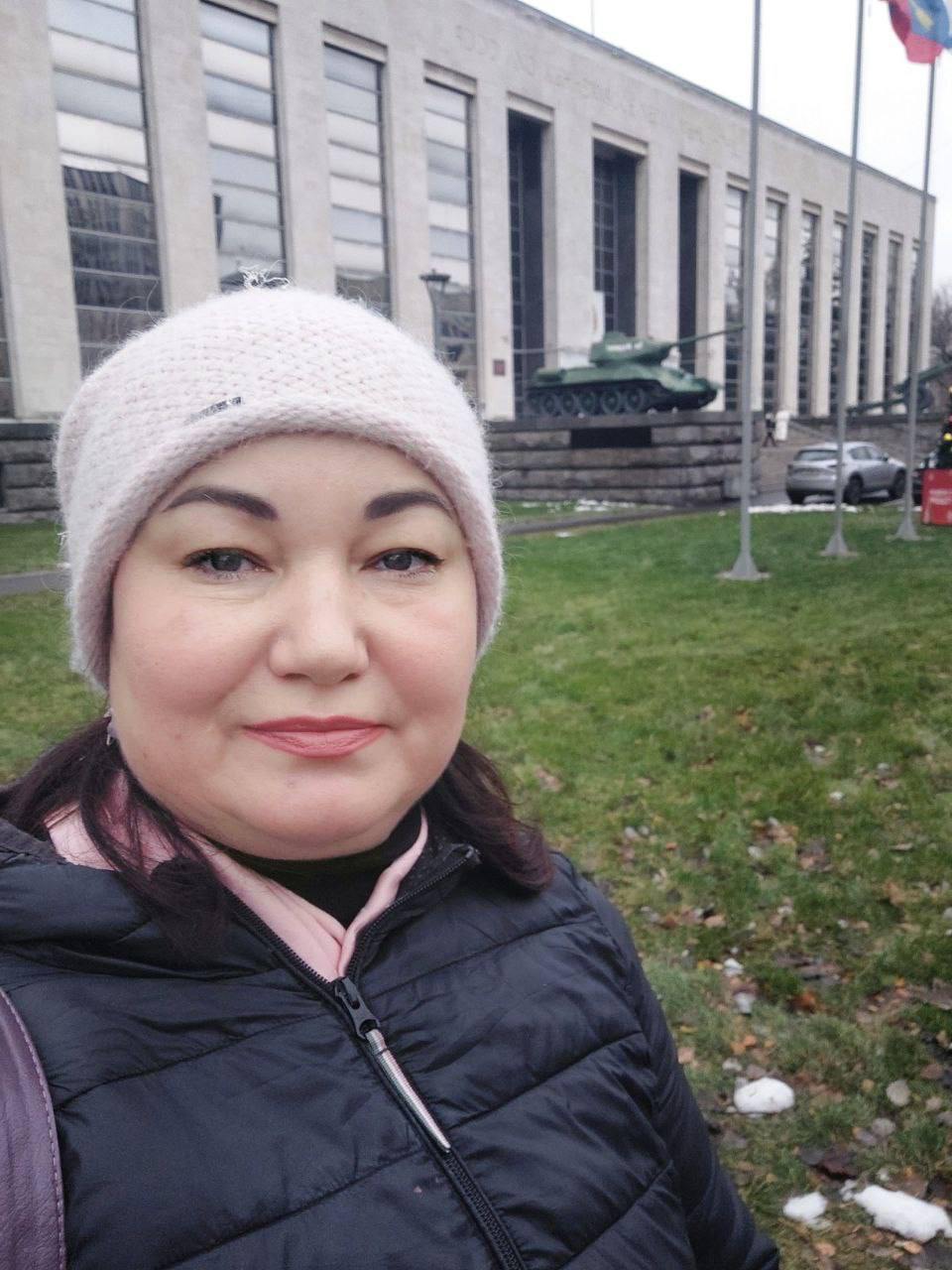 Главу Совета матерей и жен Ольгу Цуканову по делу о неисполнении обязанностей иноагента приговорили к исправительным работам и освободили в зале суда Куйбышевский районный суд в Самаре приговорил Ольгу Цуканову к 1 году и 7 месяцам принудительных работ с удержанием 10 зарплаты и запретил ей администрировать интернет ресурсы в течение двух лет Женщину обвинили в неисполнении иноагентских обязанностей С учетом проведенного в СИЗО времени срок исправительных работ составит один месяц пишет Первый отдел Сегодня ровно полгода с момента задержания и помещения Цукановой в следственный изолятор Ольга Цуканова соратница Светланы Лады Русь Пеуновой и глава Совета матерей и жен Несмотря на поддержку СВО Совет выступал против незаконной отправки срочников на войну и нарушений прав мобилизованных В 2023 году организацию и Цуканову внесли в реестр иноагентов