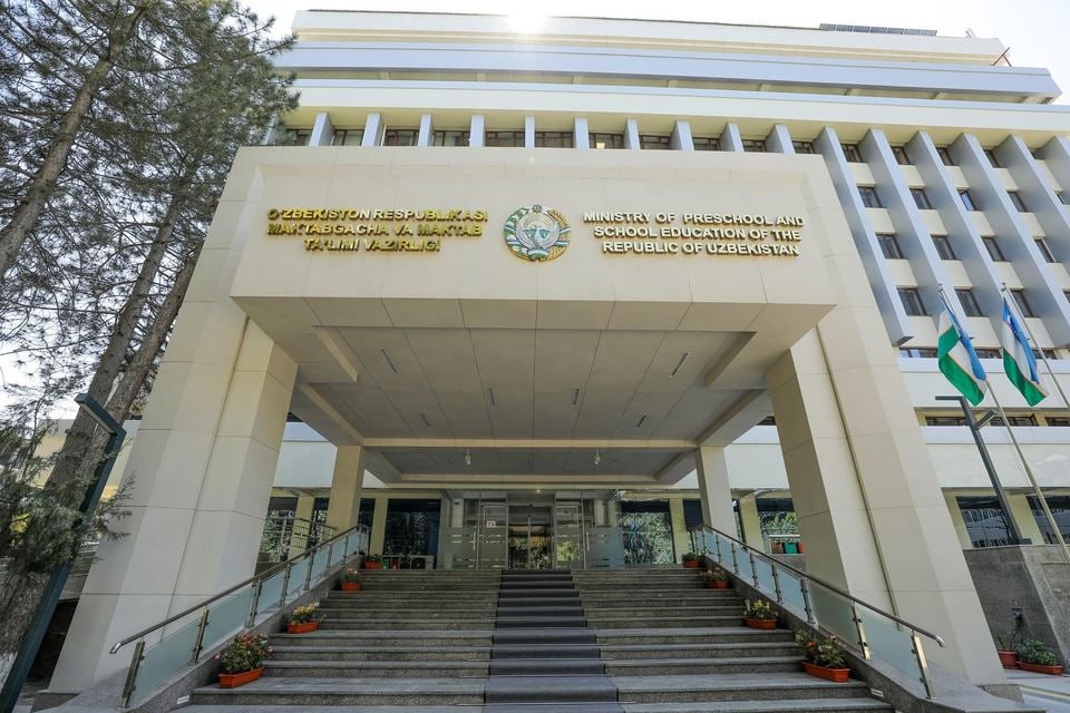 В Минобразовании уволили сотрудника предлагавшего должность в обмен на интим аудиозапись В соцсетях распространилась аудиозапись на которой сотрудник Министерства дошкольного и школьного образования Х Х предлагает девушкам интимную связь в обмен на помощь в получении сертификата менеджера и трудоустройстве директором школы Аудиозапись   anhor uz news audio 2 anhoruz Новости события мнения Мобильное приложение IOS Android