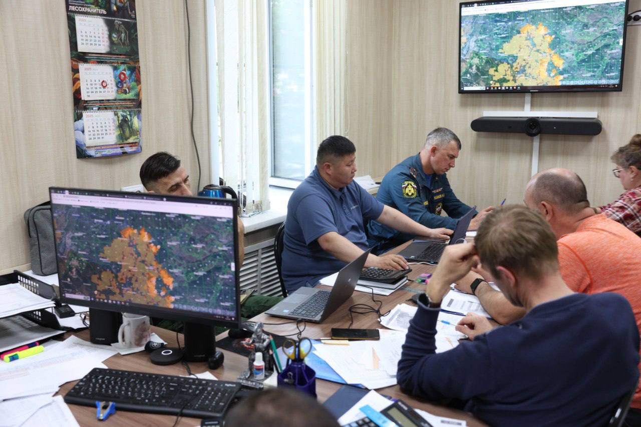 Провели ежедневный штаб по пожароопасной обстановке в Забайкалье. Скорректировали тактику тушения самого большого действующего в крае пожара — в Хилокском округе. Тушить его трудно, здесь несколько участков горения на большом расстоянии друг от друга. Задействованы силы КГСАУ и Авиалесоохраны. Сейчас в крае действует 21 лесной пожар. Сегодня потушили четыре: — один в Карымском лесничестве — два пожара в Верх-Читинском лесничестве — один в Оловяннинском районе. Также ликвидировали вчерашние поджоги в Карповке. Все силы и средства с ликвидированных пожаров перенаправим на тушение других.