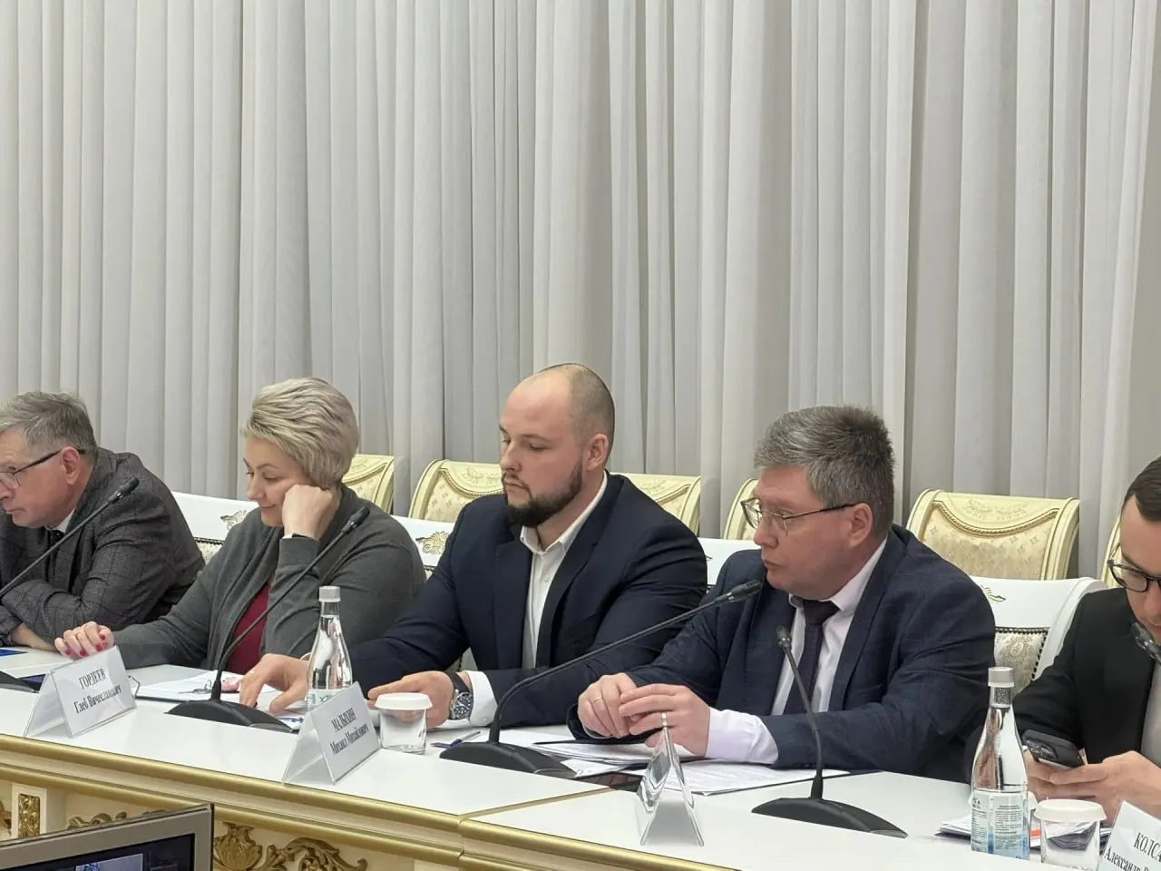 В Самаре губернатор Вячеслав Федорищев представил нового общественного советника Им стал Глеб Гордеев ветеран СВО стоял у истоков зарождения производств БПЛА в Самарской области До спецоперации являлся технологическим предпринимателем основал много стартапов которые стали сейчас лидерами в России по производству и разработке БПЛА Недавно Глеб Вячеславович вернулся к гражданской службе Перед оперативным совещанием Вячеслав Федорищев провел личную встречу с Глебом Гордеевым на которой обсудили задачи которые стоят перед советником Он будет заниматься координацией работы по внедрению технологий беспилотных летательных систем в том числе и в гражданском секторе   Видеоматериал со встречи смотрите в нашем канале национального мессенджера МАХ ГТРК Самара MAX lВК lОК lСАЙТ