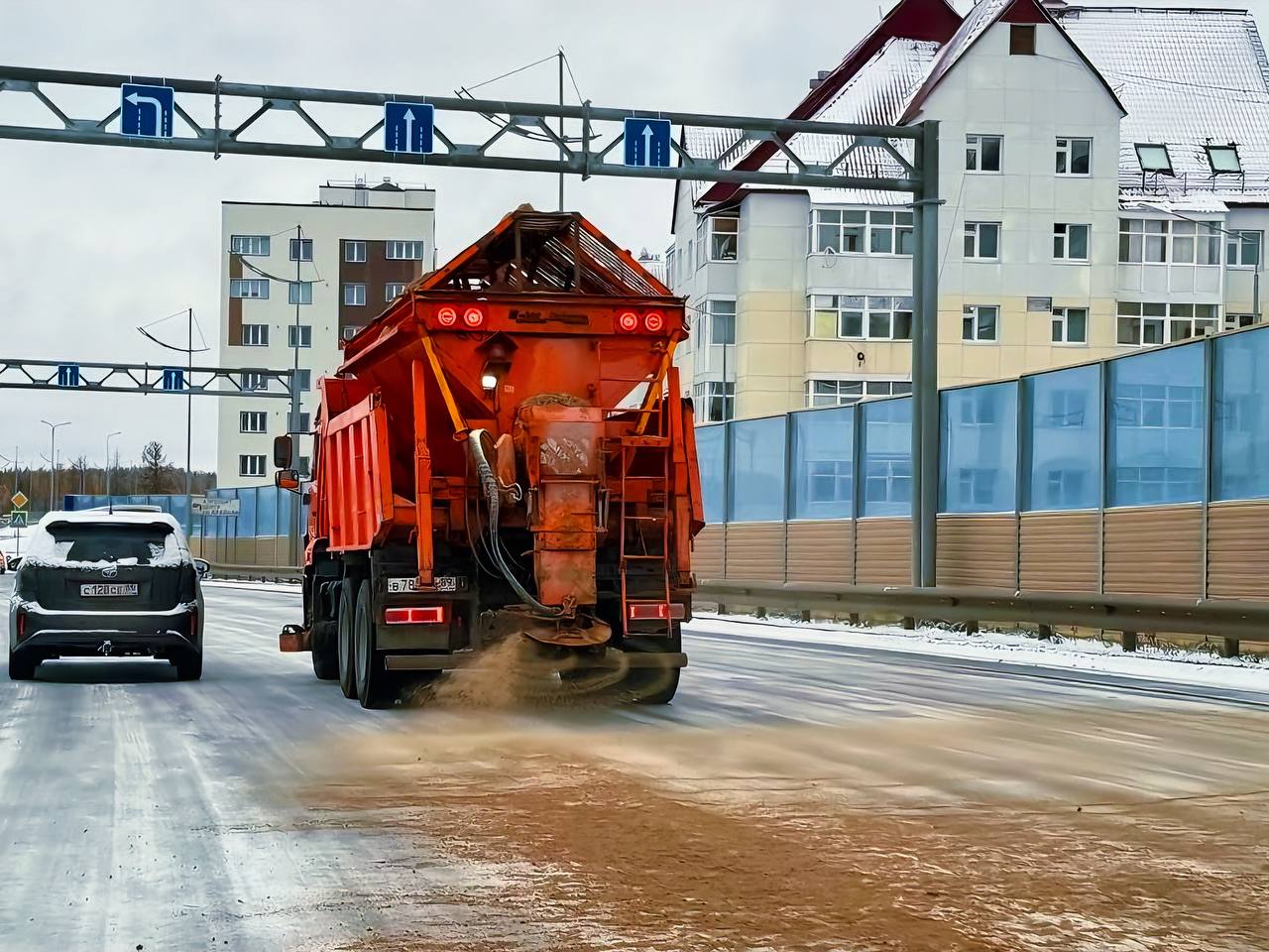 В новом Уренгое на дорогах образовался гололёд из-за переменчивой погоды. Коммунальные службы уже приступили к обработке дорог и перекрёстков.   Жителей просят быть аккуратнее и соблюдать ПДД, а пешеходов — переходить дорогу только на установленных переходах.  Фото: телеграм-канал администрации Нового Уренгоя.    Новости Ямала   Поддержать нас бустом