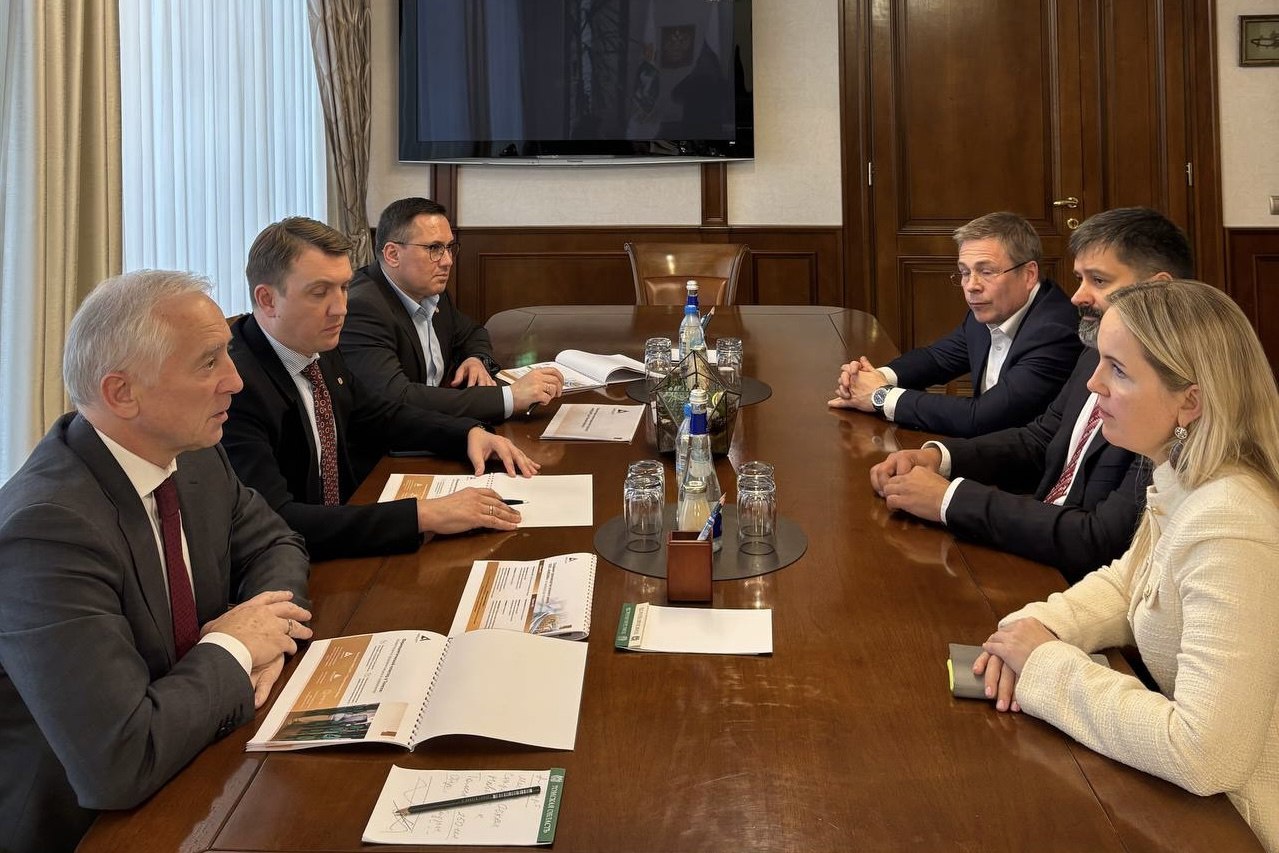 Компания АМЕХИМ станет 55 м резидентом особой экономической зоны Томск Новый резидент обещает построить в Томске завод по производству жизненно важных лекарств для лечения онкологии диабета ВИЧ Об этом сообщил губернатор Томской области Владимир Мазур в своём телеграм канале Проект охватит полный технологический цикл от создания активных фармацевтических субстанций до выпуска готовых лекарственных форм соответствующих международным стандартам качества GMP Реализация будет проходить в два этапа На первом планируется создание производства субстанций на участке площадью 2 24 га в ОЭЗ Томск на втором строительство завода готовых лекарств Объём инвестиций в проект составит более 2 млрд рублей В реализации будут задействованы 250 квалифицированных специалистов подготовку которых возьмет на себя Сибирский государственный медицинский университет По словам губернатора запуск современного фармацевтического производства создаст новые рабочие места увеличит налоговые поступления в бюджет и будет способствовать достижению целей нацпроекта Технологии здоровья улучшению качества и продолжительности жизни граждан Фото телеграм канал Владимира Мазура