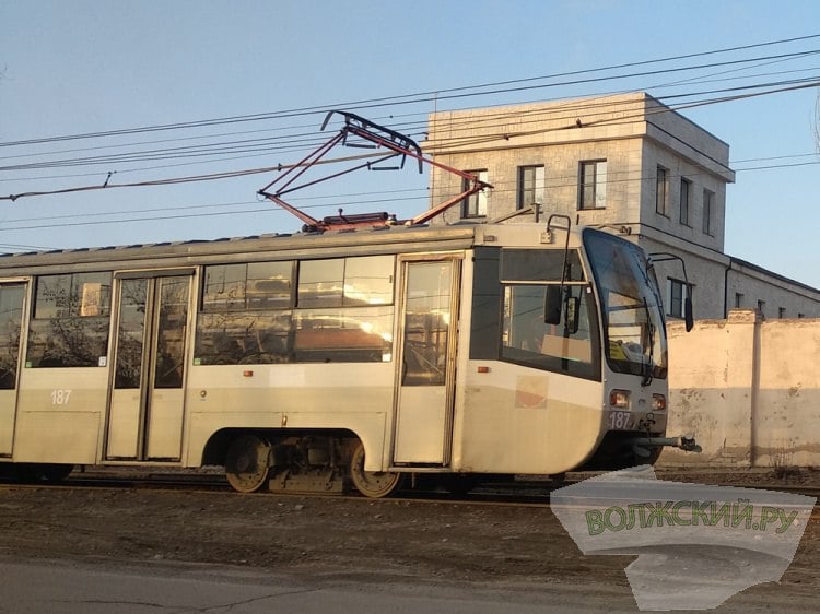 В Волжском из-за порыва контактного провода встали трамваи  В Волжском сегодня утром, 19 февраля, очередное ЧП с трамваями остановило движение общественного электротранспорта.  Как сообщили Волжский.ру в Волжской автоколонне № 1732, в 7.20 часов в районе промзоны произошел обрыв контактного провода. Из-за этого от остановки «Промплощадка» в сторону улицы Оломоуцкой прекращено движение трамваев № 4, 4а, 7. На замену трамваям по маршруту был запущен автобус с бортовым номером «809».  Отметим, за последнюю неделю это уже третье ЧП с городскими трамваями, из-за которого останавливалось сообщение.   Подробнее на Волжский.ру: