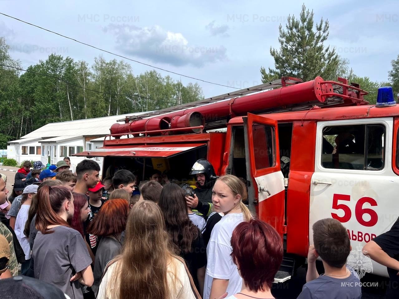 С наступлением лета кимовчанам напомнили о безопасности В Кимовском районе сотрудники МЧС России призвали жителей к бдительности и соблюдении правил пожарной безопасности в наступившем летнем сезоне. На сходах более чем с 400 гражданами инспекторы государственного пожарного надзора напомнили им о том, что чаще всего причиной трагедии становится человеческая халатность. Специалисты чрезвычайного ведомства напомнили кимовчанам основные правила безопасности в быту и порядок действий в случае возникновения пожара. Также сотрудники МЧС России посетили детские оздоровительные лагеря, где показали и рассказали подрастающему поколению, из чего состоит безопасность. Дети с интересом примеряли боевую одежду пожарного, испытали на себе средства индивидуальной защиты, которые спасатели применяют при работе в условиях сильного задымления, а также потушили условный очаг возгорания из пожарного рукава и посидели за рулем боевой техники огнеборцев. МЧС Тульской области подписаться
