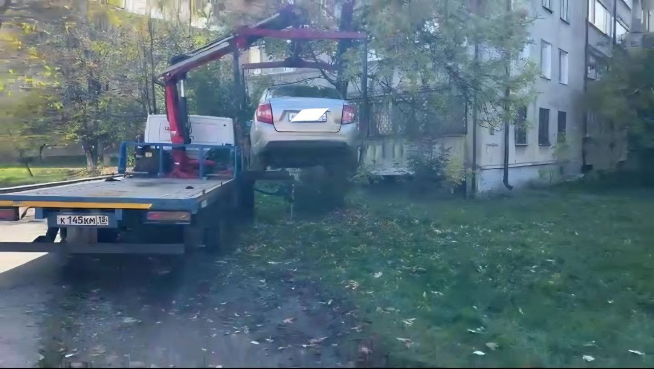 Сотрудниками УКГХ произведена эвакуация автотранспортного средства на специально отведенную территорию и временное хранение за размещение его на газонной части улицы по адресу ул Дзусова 15 В отношении автовладельца соответствии с ч 9 ст 6 Закона РСО Алания 43 РЗ Об административной ответственности за отдельные виды правонарушений составлен протокол который будет передан в Управление по обеспечению деятельности административной комиссии муниципального образования для дальнейшего рассмотрения и привлечения к ответственности УКГХ