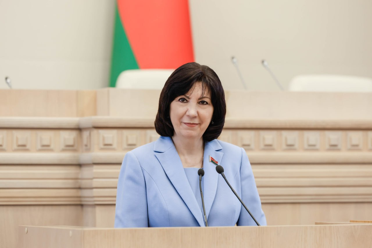 Итоги работы за полугодие подвели на заседании Молодежного совета при Совете Республики. Молодежная политика всегда была и будет одним из приоритетных направлений, отметила председатель Совета Республики, уполномоченный представитель Главы государства в Минске Наталья Кочанова: Члены Молодежного совета должны работать во взаимодействии с профильными комиссиями, чтобы слышать и понимать, какие вопросы актуальны и над чем сегодня работают парламентарии страны. На заседании участники рассказали о проектах, реализация которых продолжается, о законотворческих инициативах. Так, разработано два десятка предложений. Фото: Совет Республики и sb.by «Минск-Новости» MINSKNEWS.BY Telegram Viber FB VK Inst TikTok YouTube