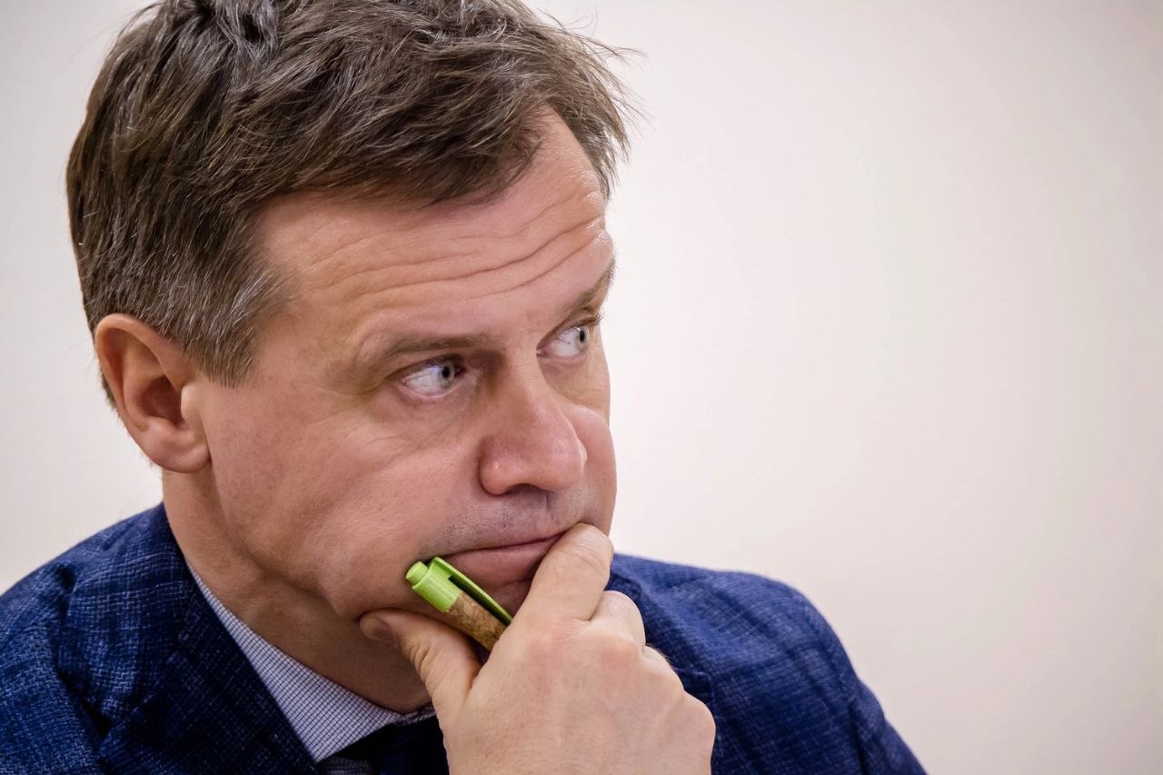 Депутаты Заксобрания Красноярского края вновь отложили принятие во втором чтении закона об обращении с животными. Законопроект, в частности, предполагает умерщвление агрессивных безнадзорных собак. На сегодняшней сессии ЗС закон должны были рассмотреть, но перед началом заседания председатель комитета по экологии и природным ресурсам Виталий Дроздов предложил снять с повестки этот вопрос. По его словам, Госдума должна в ближайшее время рассмотреть аналогичный федеральный закон и торопиться на краевом уровне не стоит.
