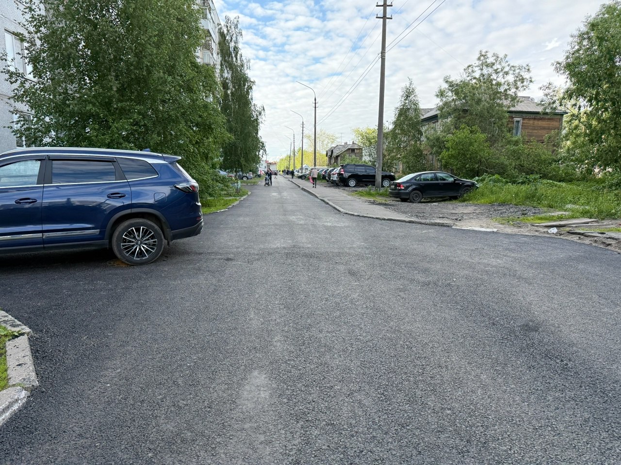 В Северном округе ремонтируют дороги и проезды  В рабочей поездке в Северный округ Дмитрий Морев  проверил ход ремонта дорог.   Работа на участке улицы Мостовой - перед заездом на путепровод рядом со стелой - завершена. Есть одно замечание, которое подрядчик исправит в рамках гарантийных обязательств.  Улицу Кировскую готовят к ремонту. Решено, что ямочным ремонтом здесь не обойтись, поэтому контрактом предусмотрено полное фрезерование и укладка двух слоев асфальта.  - В рамках разных программ продолжаем ремонтировать проезды. В этом году в Северном округе это проезды во дворах по улицам Мусинского, 40-летия Великой Победы, Ильича и Кировской. По улице Ильича в районе ее пересечения с улицей Кировской сделаем тротуар и оборудуем пешеходный переход, - сообщил глава Архангельска Дмитрий Морев.