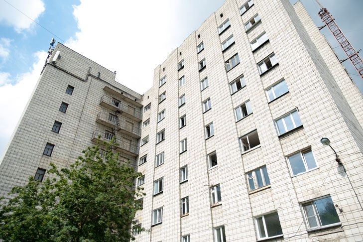 Более 700 млн рублей выделено на капитальный ремонт общежития НГАУ в Новосибирске Общежитие НГАУ 1982 года постройки рассчитано более чем на 500 мест. Средства получены по программе комплексного капитального ремонта общежитий Министерства науки и высшего образования Российской Федерации. Демонтажные работы на объекте уже начались. Студентам предоставлены альтернативные места проживания. «Мы делаем все, чтобы предоставить им все необходимое для успешной учебы и профессионального развития. Обновленное общежитие станет настоящим домом для наших студентов, местом, где они смогут учиться, отдыхать и общаться. Мы уверены, что это позитивно скажется на их успеваемости и общем настроении», – прокомментировал ректор НГАУ Евгений Рудой. Завершение всех работ запланировано на 2027 год. ——————————