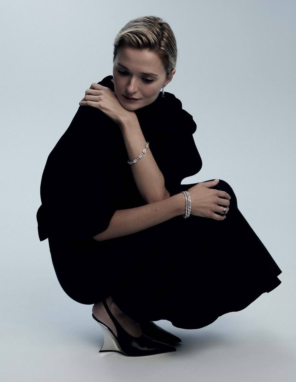 Сегодня кинокомпания Вольга выпускает в прокат драму Огненный мальчик созданную при поддержке онлайн кинотеатра Premier Этот фильм новая режиссерская работа Надежды Михалковой В интервью U MAGAZINE героиня осенней обложки рассказала почему в своей картине опять обращается к теме взросления и какую роль в этой истории и в жизни вообще играют вера и любовь Украшения Mercury Образы ЦУМ Фотограф Ольга Тупоногова Волкова U MAGAZINE