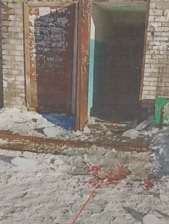 В Архангельске в суд направлено уголовное дело о падении ледяной глыбы на голову пожилого человека Прокурором города Архангельска утверждено обвинительное заключение по уголовному делу в отношении заместителя генерального директора ООО «РЭУ». Он обвиняется по ч. 1 ст. 238 УК РФ оказание услуг, не отвечающих требованиям безопасности жизни и здоровья потребителей . Следствием, проведенным отделом СКР, установлено, что управляющая компания ООО «РЭУ» оказывала услуги по содержанию многоквартирного дома № 22 по ул. Целлюлозной в г. Архангельске. При этом на обвиняемого была возложена ответственность за своевременную очистку кровли обслуживаемых многоквартирных домов от снега и наледи и надлежащее проведение таких работ. Однако, в период с 09.01.2025 по 23.03.2025 обвиняемый не проконтролировал и не организовал надлежащим образом проведение необходимого и достаточного комплекса мероприятий по осмотру и техническому содержанию данного дома, уборке накоплений снега и льда, не закрепил за данным направлением работы кого-либо из подчиненных сотрудников, тротуар возле д. 22 на ширину возможного падения наледи и сосулек инвентарными решетками щитами , сигнальной лентой или веревкой с красными флажками не огородил. Вследствие этого 23.03.2025 произошел сход и падение снежно-ледяного образования с кровли вышеуказанного жилого дома на пешеходную зону, при этом часть снежно-ледяной массы упала с большой высоты на голову находящегося возле подъезда 53-летнего жителя. В результате ему причинены травмы головы, расценивающиеся как вред здоровью средней тяжести. Вину в инкриминируемом преступлении обвиняемый признал в полном объеме. Ему грозит наказание в виде принудительных работ, ограничения свободы на срок до 2 лет либо штрафа до 300 тысяч рублей. После вручения обвинительного заключения уголовное дело будет направлено для рассмотрения по существу в Соломбальский районный суд г. Архангельска.