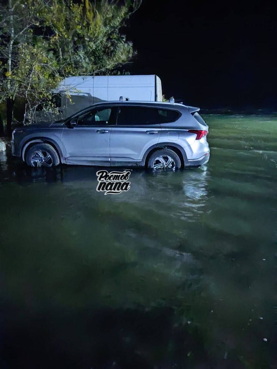 Уровень воды в Азовском районе  Обуховка, Рогожкино  сильно поднялся. Ветер нагнал воды так, что уже начало топить улицы.   Ветер не прекратится еще до конца суток 2 ноября, убирайте машины от водоемов.   Новости №1 в Ростове  Прислать новость/фото